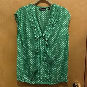 Like new. Sleeveless top.